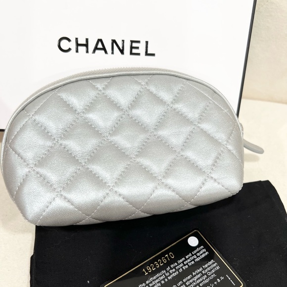 🔥🔥LiKe new Chanel Reissue Metallic Silver cosmetic Bag - Picture 4 of 9